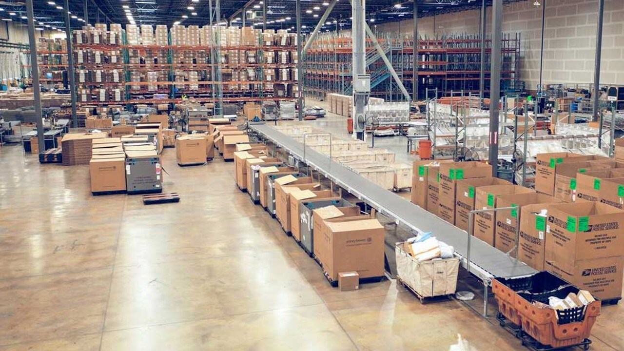 Automated warehouse facility with organized parcel sorting system and bulk packaging for enhanced consumer delivery experience.